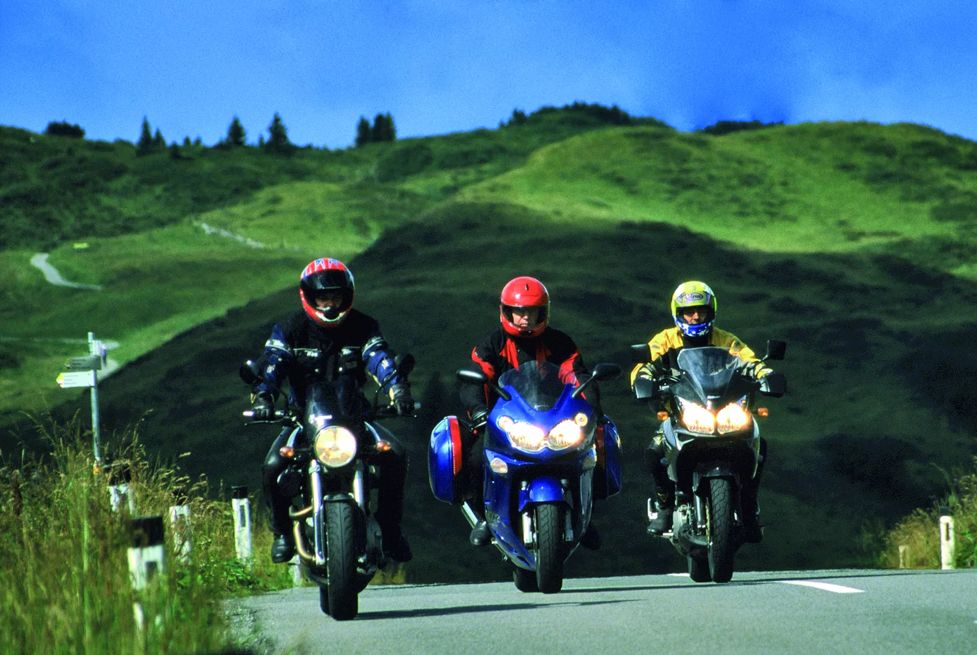 Drei Motorräder auf der grünen Passstraße am Hochtannbergpass