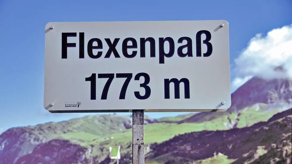 Passschild Flexenpaß 1773 m vor Bergpanorama